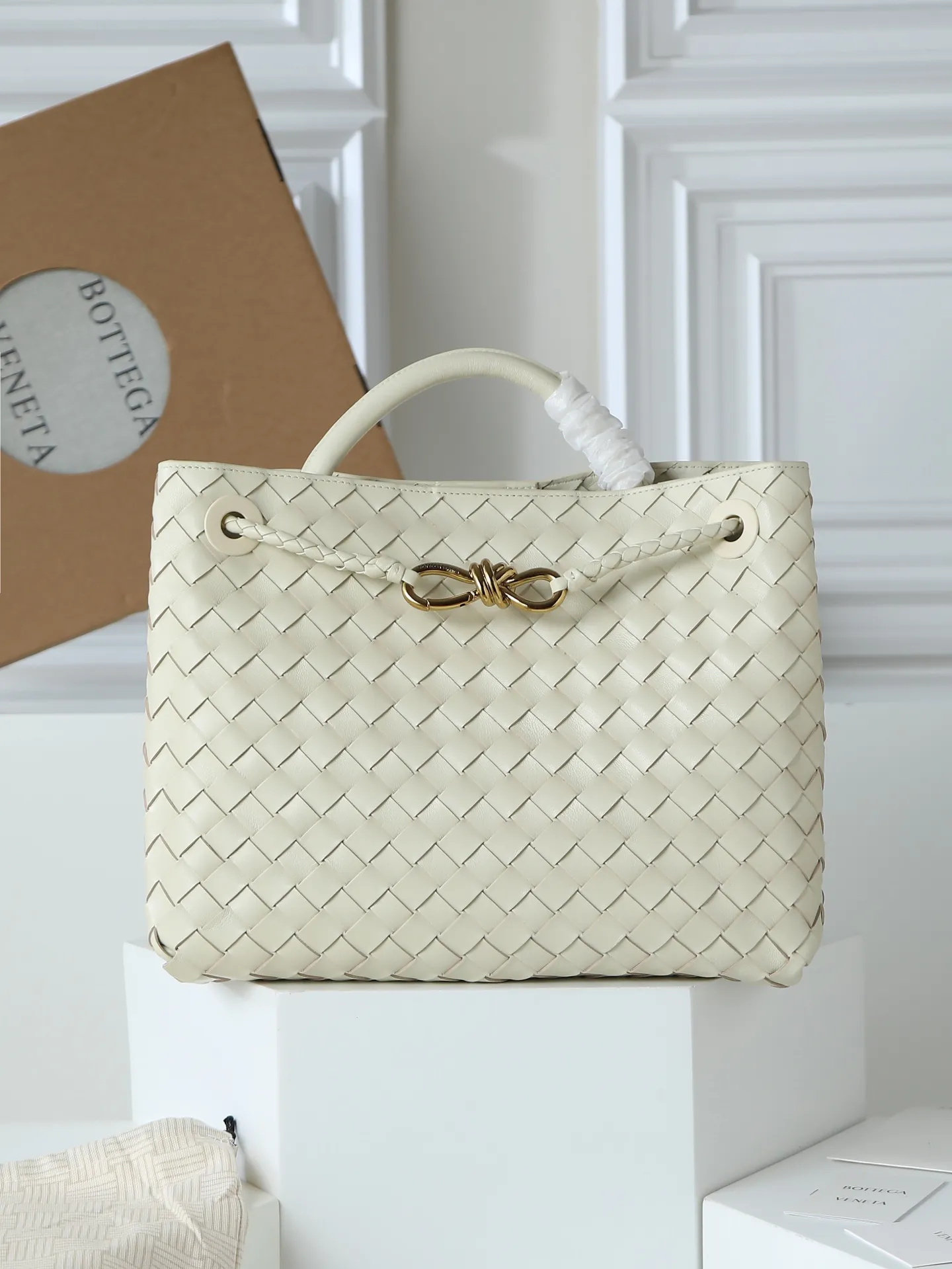 1550. Andiamo is shipping‼ ️Really popular🔥The new Andiamo woven handbag launched by Bottega Veneta this season is really popular all over the world! ! Celebrities at home and abroad have worn it, and Oscar-winning actress Michelle Yeoh has taken it out on the street. Song Jia, Trai Yala, Yu Feihong, Sanji Ayaka, Rosie Hunting-Whiteley, Yoshioka Riho, etc. have all worn this bag. It is classic and versatile and shows off your temperament, and the bag capacity is also large, which is very convenient for daily commuting! ! A variety of carrying methods, the shoulder straps can be adjusted by yourself, the original lambskin feels soft and delicate, and the unisex style breaks gender boundaries and brings a more practical and longer-lasting use experience. Andiamo, which has both elegant and casual styles, perfectly interprets the true appearance of "fashionable old money style". Style number: 766016 Size: 32*24*12